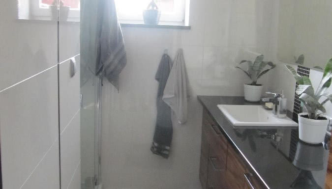 Jaka dekoracja na okno w łazience?