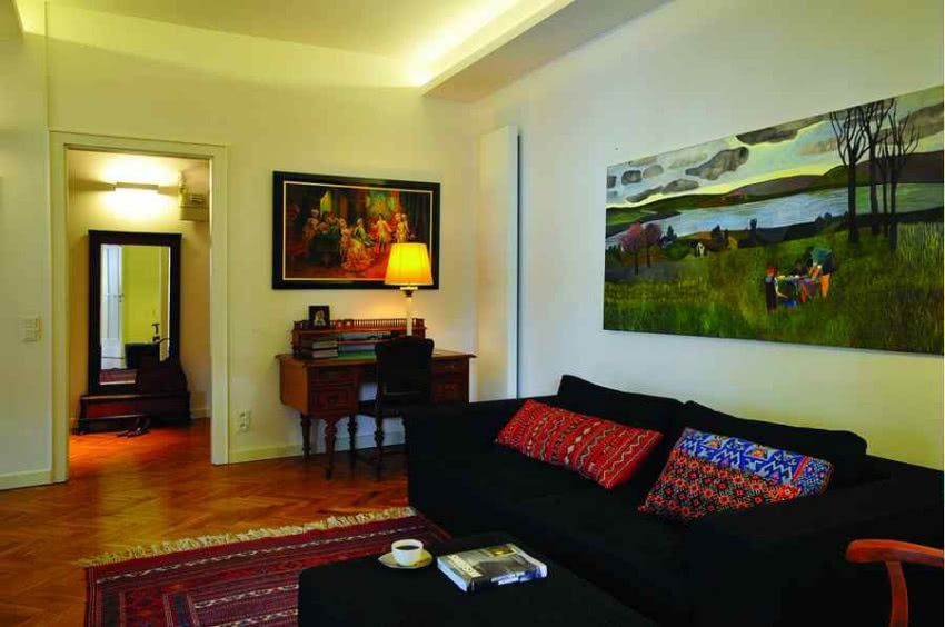 Klimat salonu współtworzą obrazy. Nad biurkiem...