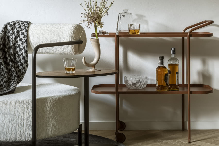 Fotel Saffron oraz stalowy barek Marguerite No2...