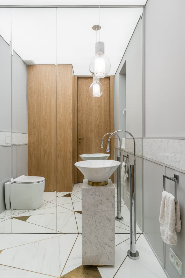 Łazienka w marmurze i drewnie