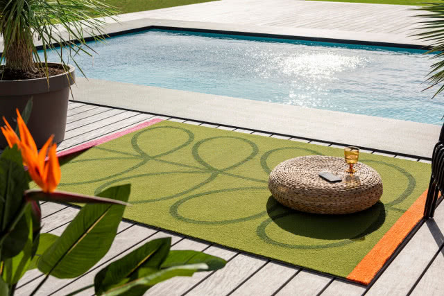 Dywan z charakterystycznym motywem łodygi z liśćmi 