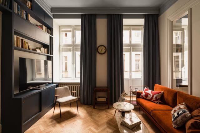 vintage salon z parkietem na podłodze i fotelem Chierowskiego