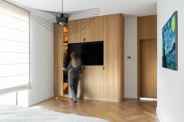 Zaoblona szafa w sypialni 