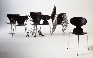 Wśród wszystkich projektów krzeseł Jacobsena najsłynniejsza pozostaje Mrówka.