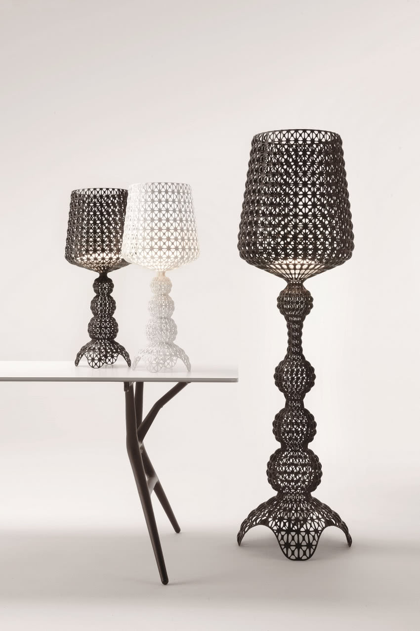 Kabuki (Kartell) to lekka
neobarokowa lampa...