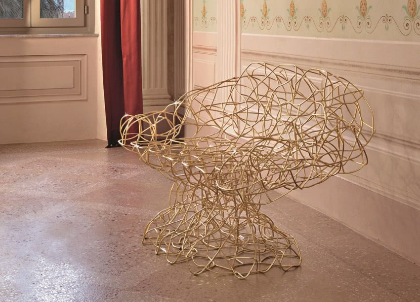 Fotel Coral naśladuje strukturę i kolor...