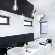 Okrągłe umywalki i wanna łagodzą geometryczną...