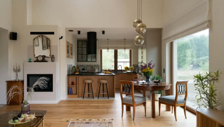 Dom pod miastem. Jak połączono styl farmhouse z antykami