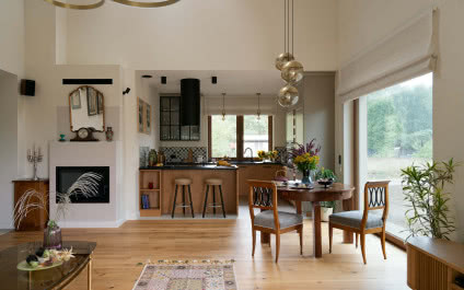 Dom pod miastem. Jak połączono styl farmhouse z antykami