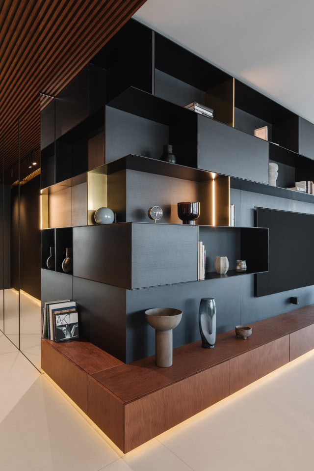 Czarny regał na książki