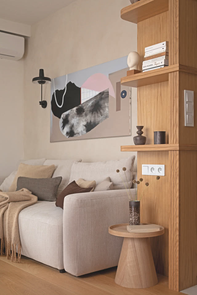 beżowa sofa w salonie