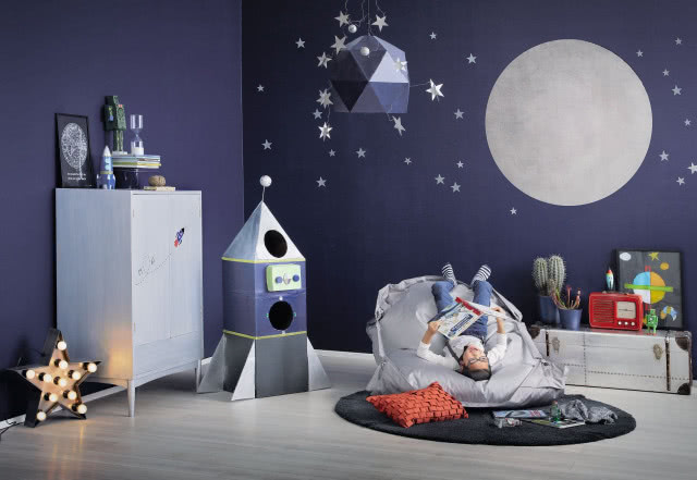 pokój przedszkolaka, ściana z motywem księżyca i gwiazd