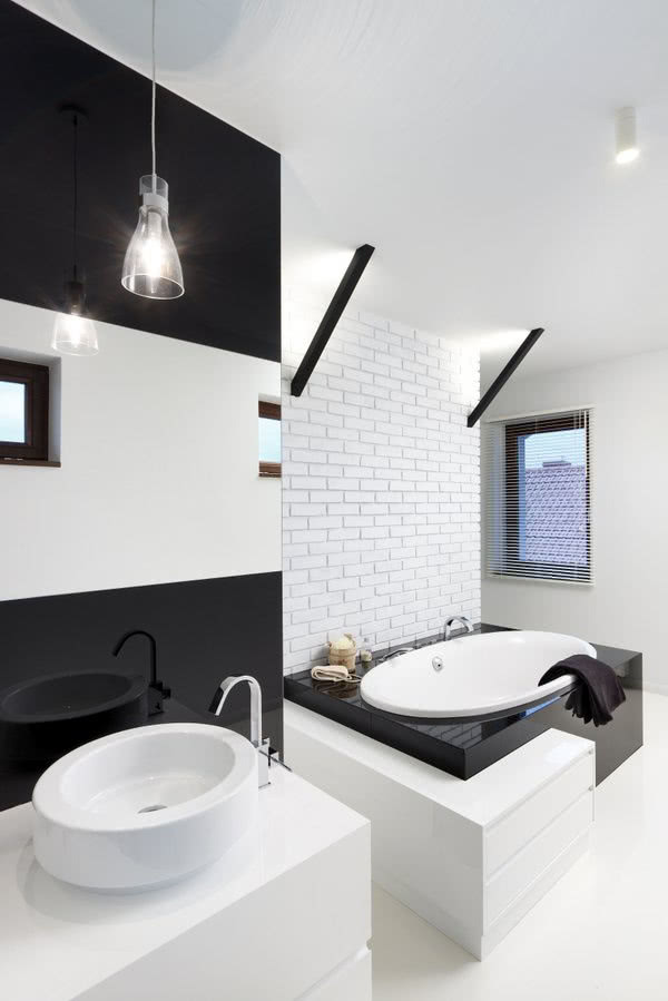 Okrągłe umywalki i wanna łagodzą geometryczną...