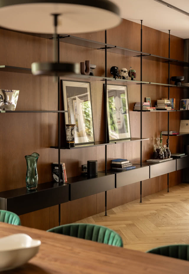 ściana drewniana w salonie i metalowy regał