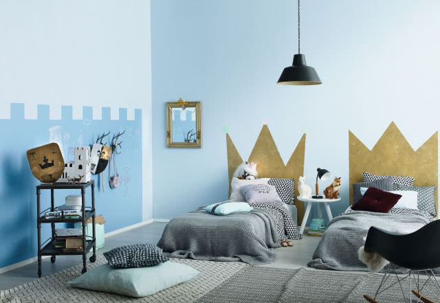 ściana w pokoju przedszkolaka z motywem zamku, zagłówki jak korony