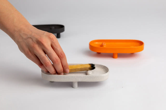 ŁDF2023, must have, Podstawka na kadzidełko i palo santo na trzech nóżkach  kolekcja UPODSTAV, projekt Ula Ciećwierska, produkcja Lepko Ceramics