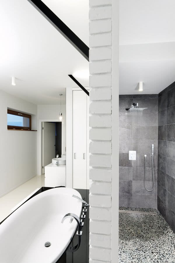 Za wanna znalazło się miejsce na obszerną kabinę...