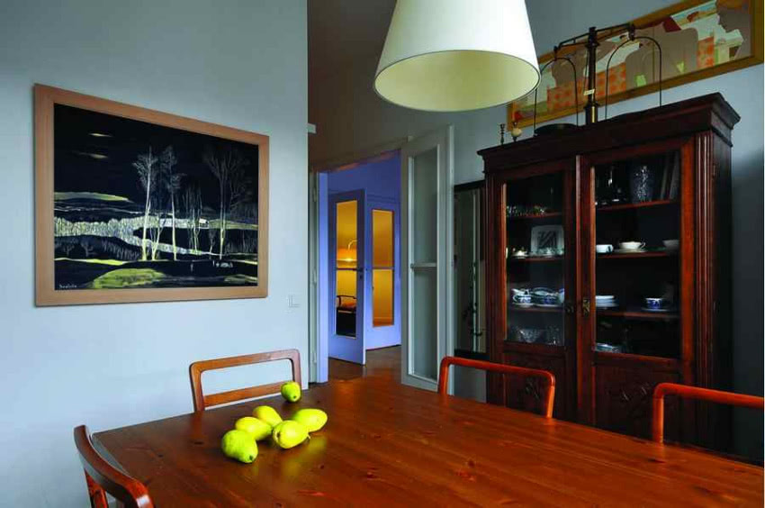 Prosty drewniany stół z IKEA nie kłóci się z...