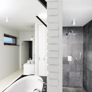 Okrągłe umywalki i wanna łagodzą geometryczną...