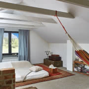 - Ślusarz miał tu więcej roboty niż stolarz -...