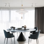 Dwupoziomowe mieszkanie z widokiem na Wisłę. Ma 145-metrowy taras i jacuzzi na dachu!