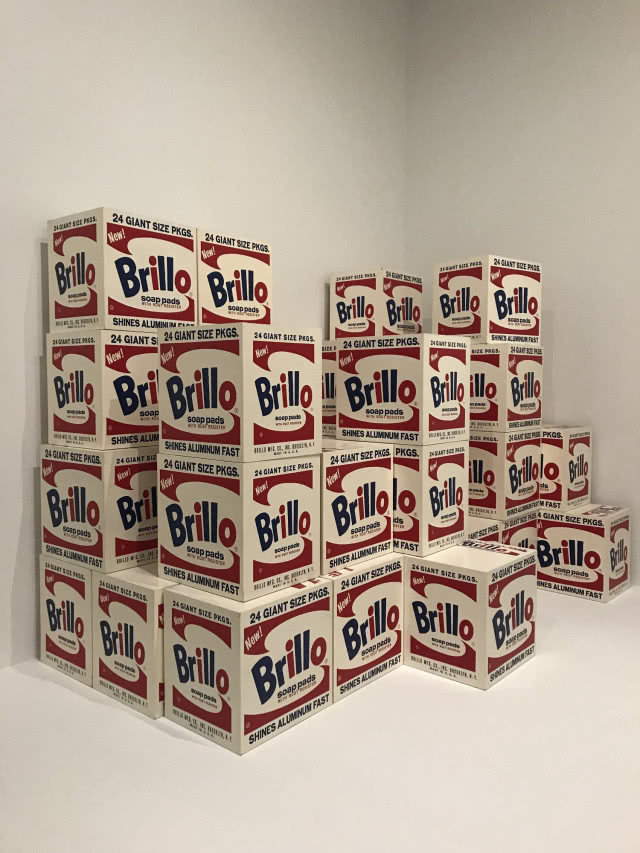 pudełka z napisem Brillo ustawione w kącie