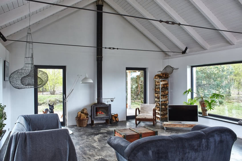 - Ślusarz miał tu więcej roboty niż stolarz -...