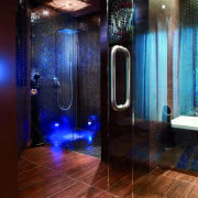 Salon graniczy bezpośrednio z tarasem, na który...