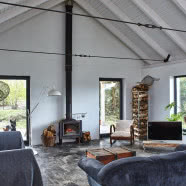 Dom pośród pól - efektowny miks starego z nowym