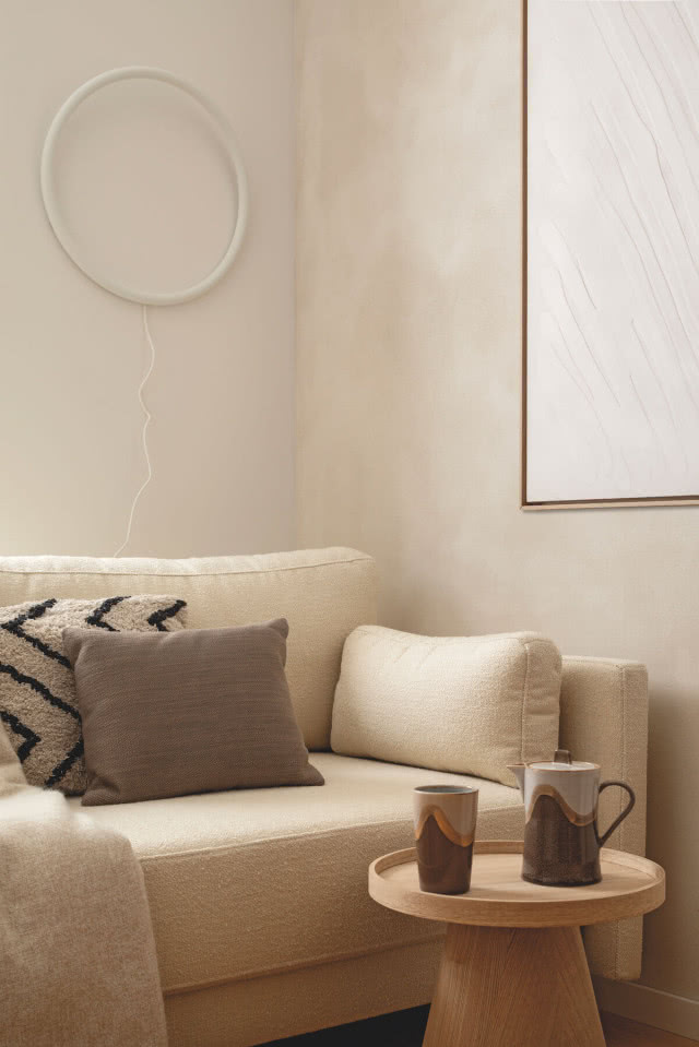 beżowe ściany w salonie