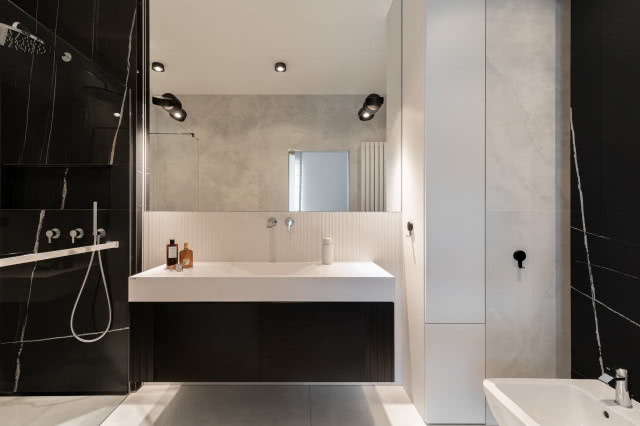 Czarno-biała łazienka w marmurze