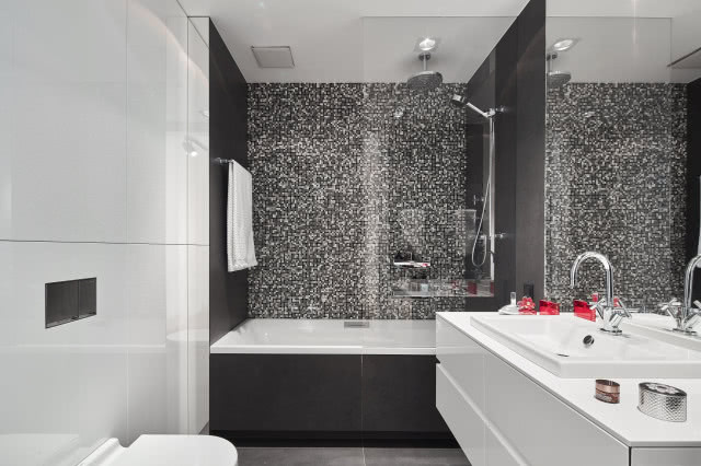 Łazienka czarno-biała.