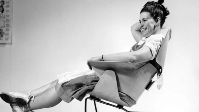 śmiejąca się kobieta na krześle