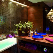 Salon graniczy bezpośrednio z tarasem, na który...