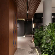 Dwupoziomowe mieszkanie z widokiem na Wisłę. Ma 145-metrowy taras i jacuzzi na dachu!