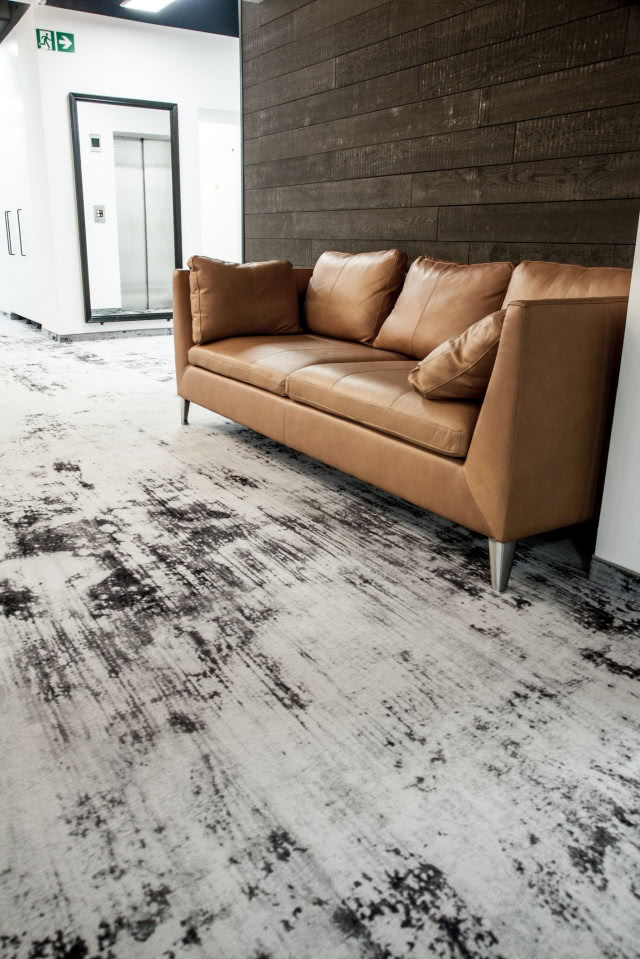 Koniakowa sofa i wykładzina w biurze