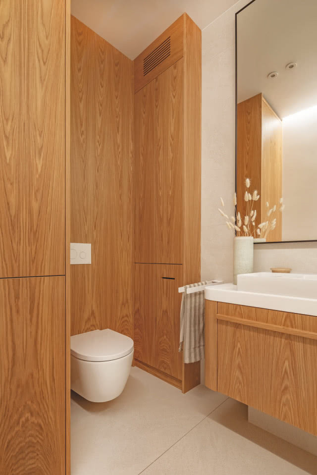 zabudowa wokół sedesu w łazience