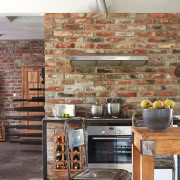 - Ślusarz miał tu więcej roboty niż stolarz -...