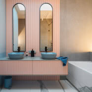 Dwupoziomowe mieszkanie z widokiem na Wisłę. Ma 145-metrowy taras i jacuzzi na dachu!