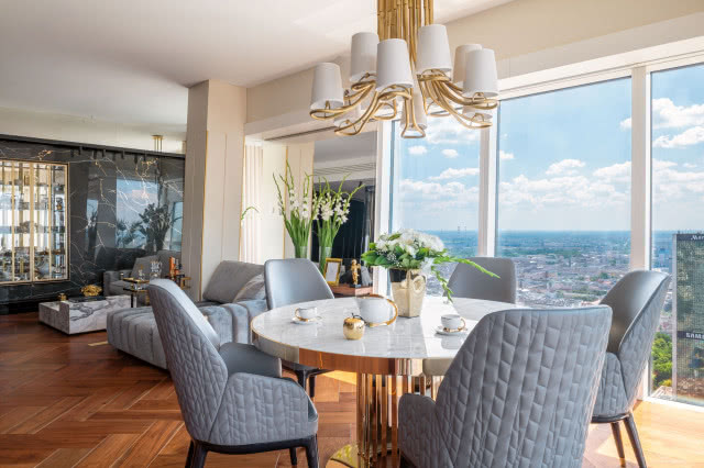 W pogodne dni widok z okien dosłownie zapiera dech w piersi i z pewnością nie znudzi się nigdy.  Stół i krzesła z serii Charisma od włoskiej marki Giorgio Collection.