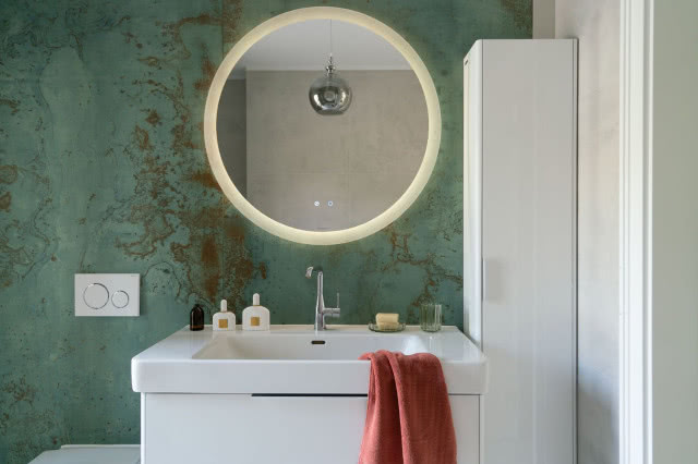 duże płytki na ścianie nad umywalką