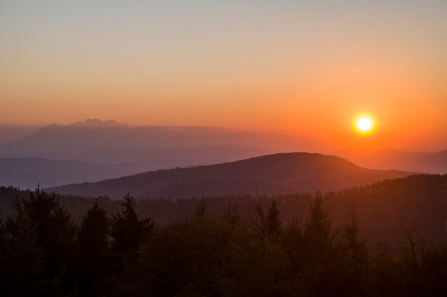 widok z hotelu, zachód słońca, góry, lasy