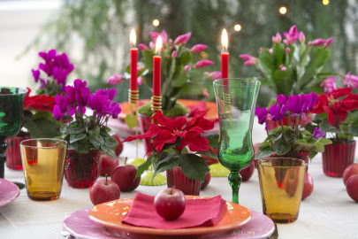 Dekracje kwiatowe na świątecznym stole