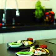 Salon graniczy bezpośrednio z tarasem, na który...