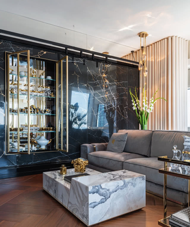 Paneling w pełnym czarnym połysku przygotowała stolarnia Fryderyka Kupca. Nie było to łatwe, biorąc  pod uwagę wszystkie dekory oraz liczne boniowania. 