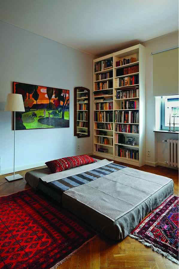 Sypialnia urządzona bardzo prosto, lecz pełna...