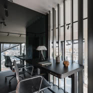 Dwupoziomowe mieszkanie z widokiem na Wisłę. Ma 145-metrowy taras i jacuzzi na dachu!