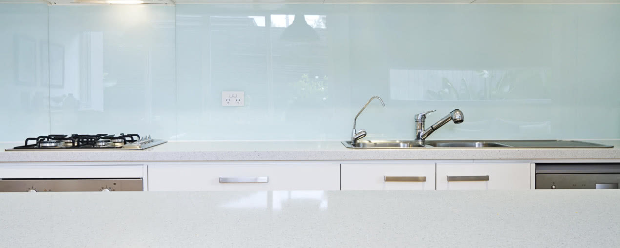Czy szkło w kuchni to dobry pomysł? Panele szklane nad blatem - wady i zalety