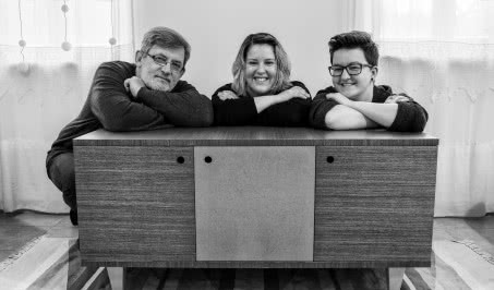 Meble, papier i kaktusy. Wood & Paper