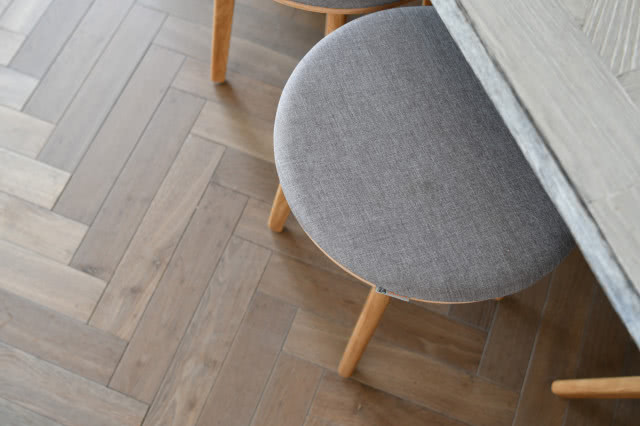 deska ułożona w jodełkę, stołki, stół